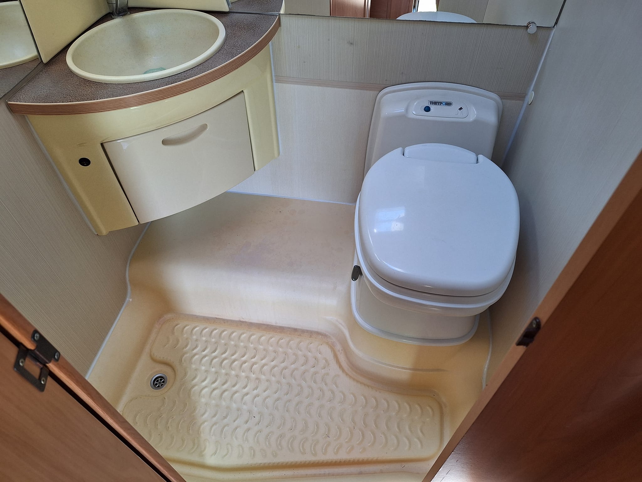 L'Atelier de Seb - Réparation et aménagement de camping-car, van et caravane dans le Gard et l’Hérault - Reprise de la paroi de SDB abîmé par des infiltrations d'eau