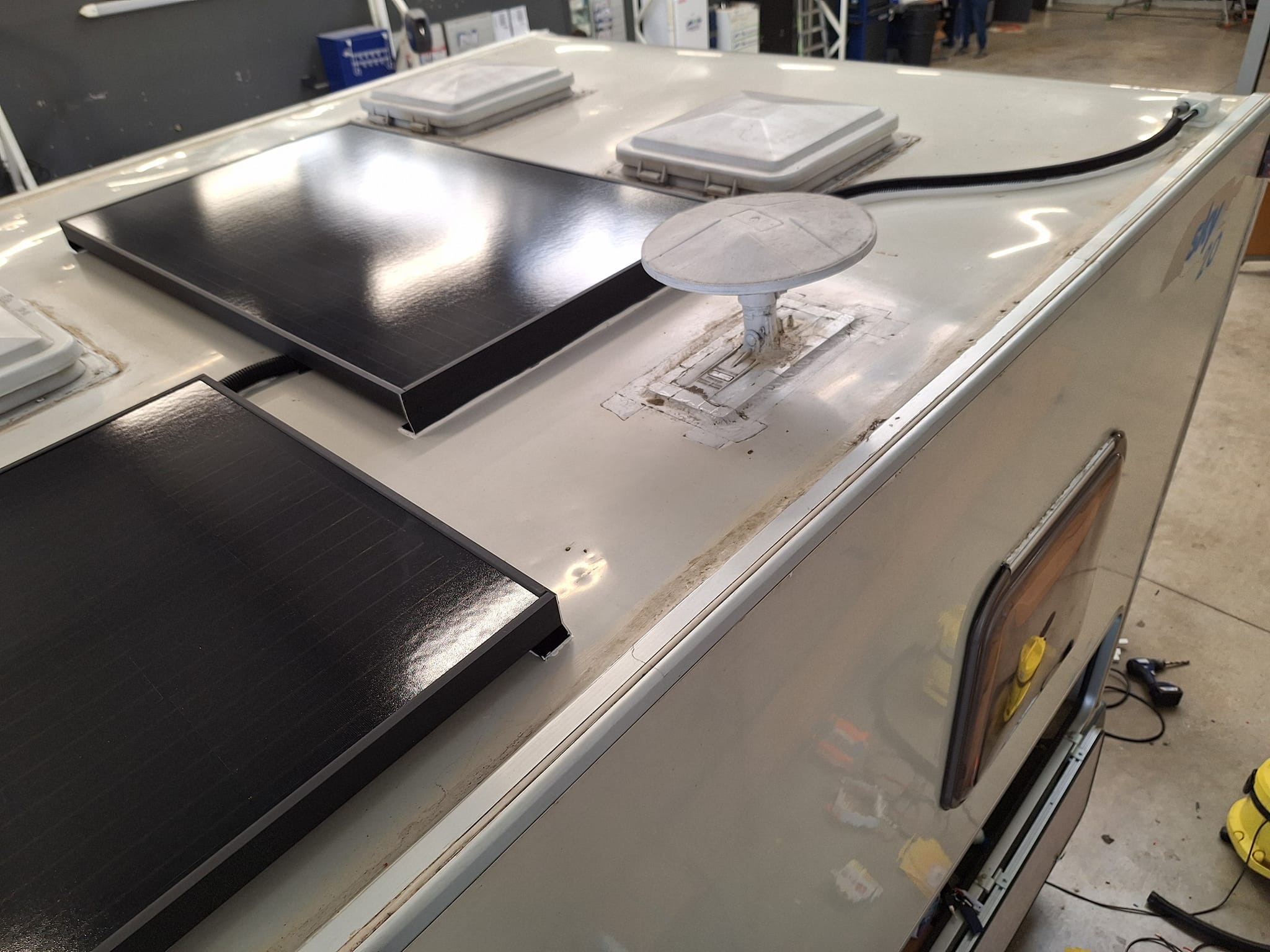 L'Atelier de Seb - Réparation et aménagement de camping-car, van et caravane dans le Gard et l’Hérault - Mise en place de deux panneaux solaires