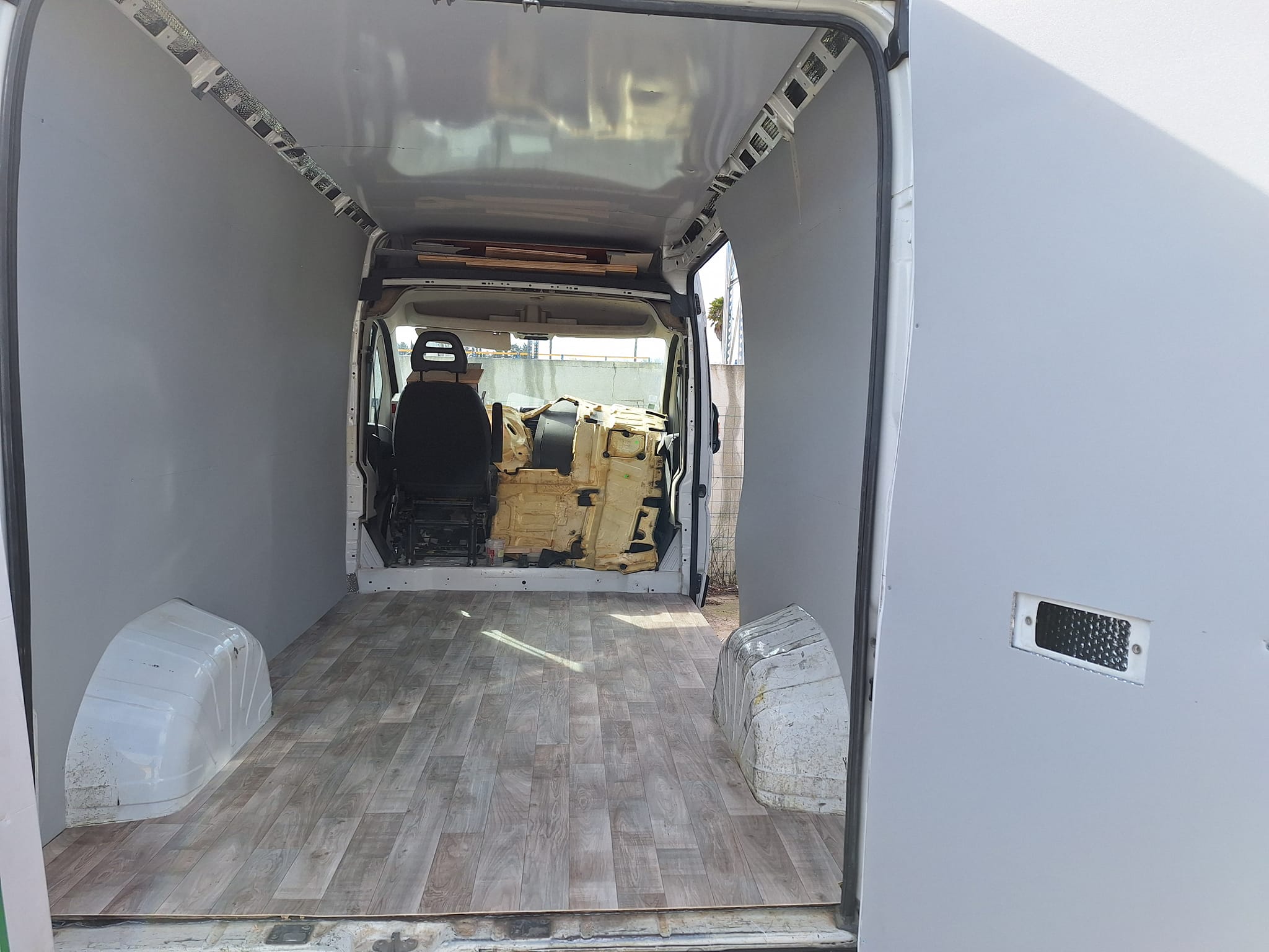 L'Atelier de Seb - Réparation et aménagement de camping-car, van et caravane dans le Gard et l’Hérault - Installation de revêtement au sol