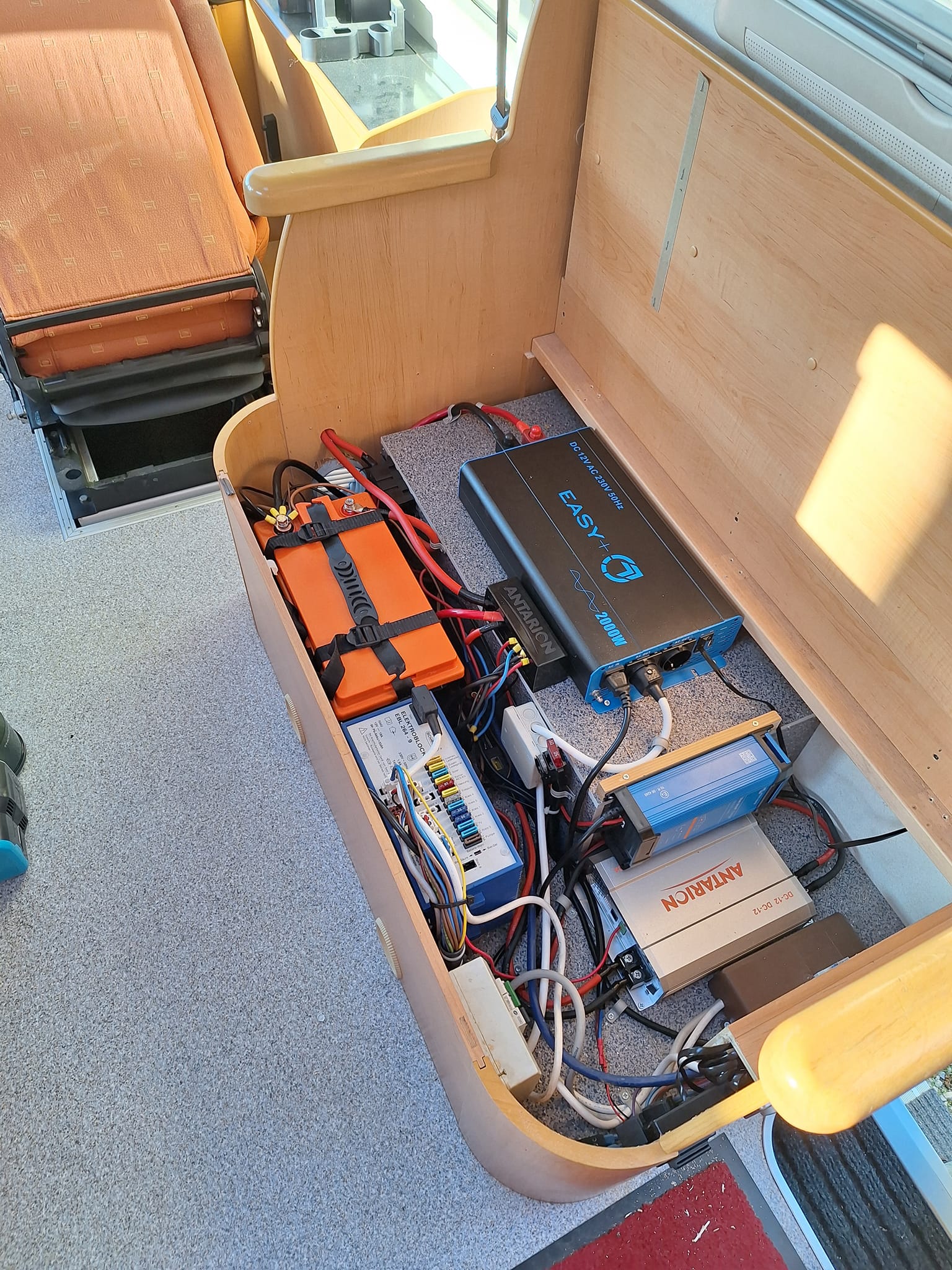 L'Atelier de Seb - Réparation et aménagement de camping-car, van et caravane dans le Gard et l’Hérault - Installation lithium pour ce camping-car ( batterie lithium 150Ah, chargeur Victron 30Ah, DC/DC40Ah et convertisseur 1500W)