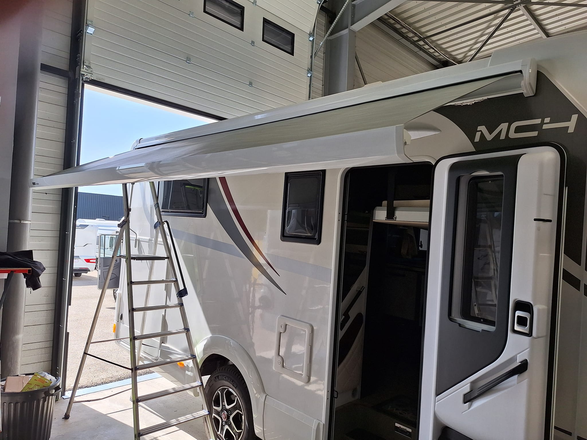 L'Atelier de Seb - Réparation et aménagement de camping-car, van et caravane dans le Gard et l’Hérault - Installation d'un store extérieur pour les beaux jours