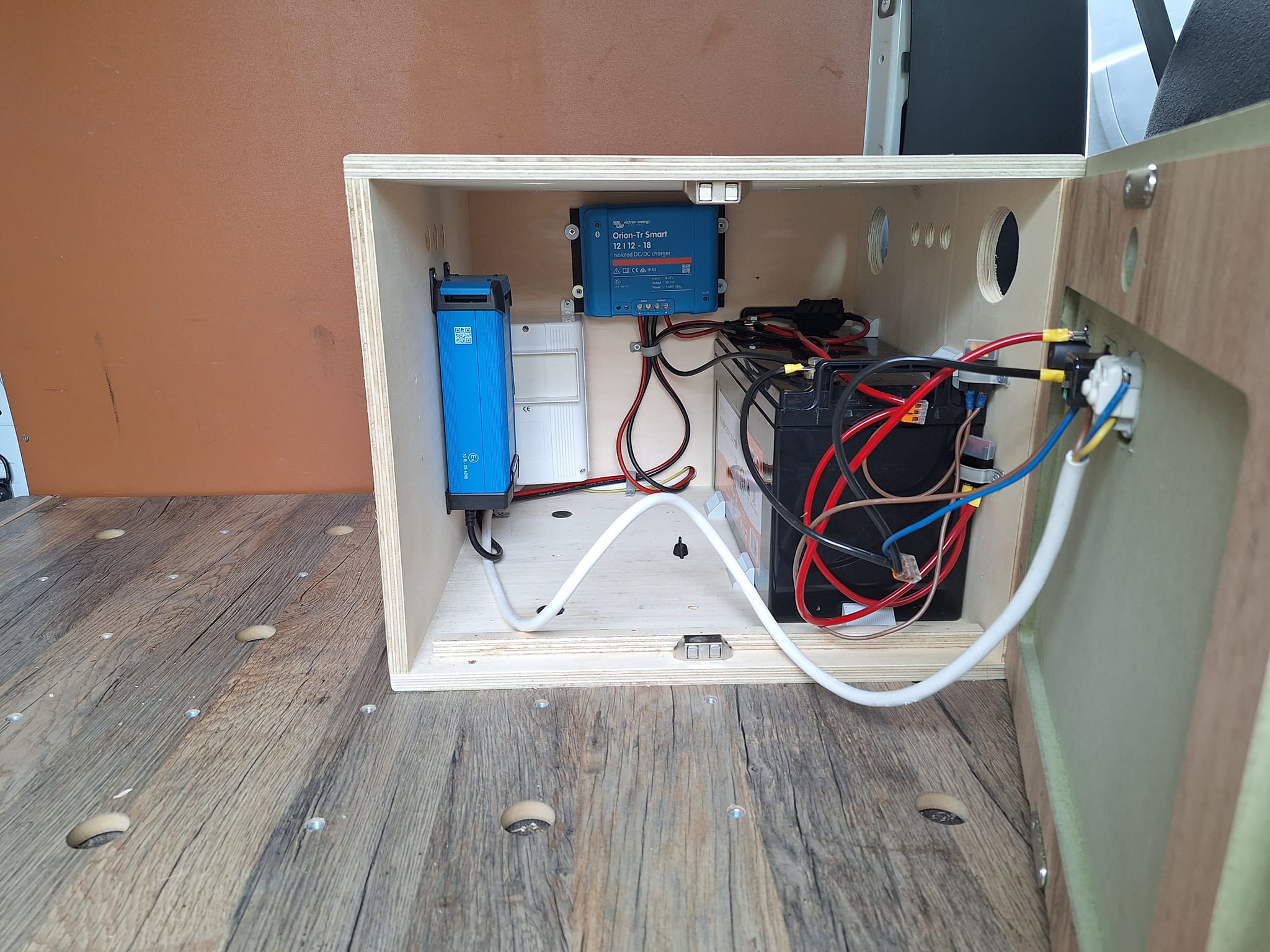 L'Atelier de Seb - Réparation et aménagement de camping-car, van et caravane dans le Gard et l’Hérault - Installation électrique